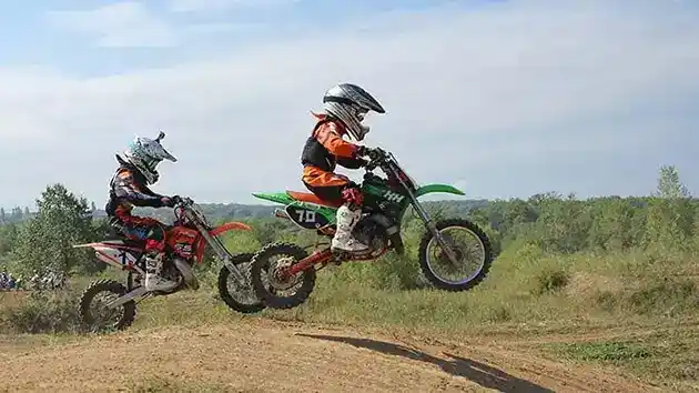 kids racing dirt bikes 50cc