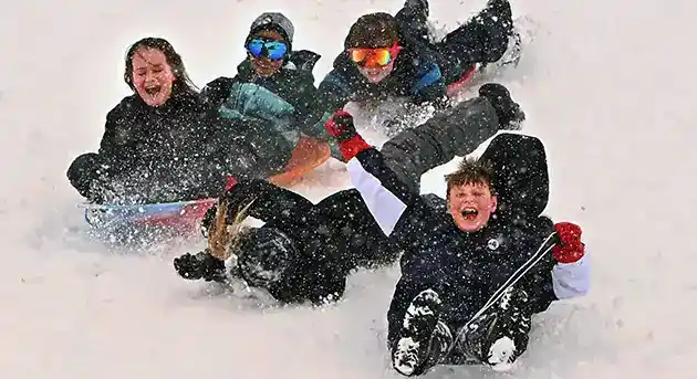 5 kids crashing into one another sledding