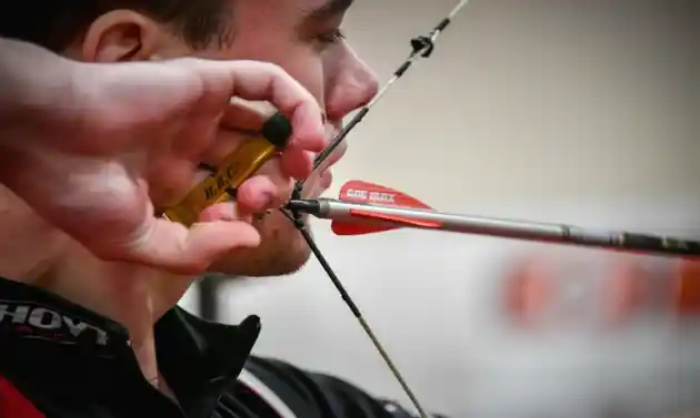 how to Hold Archery Arrows