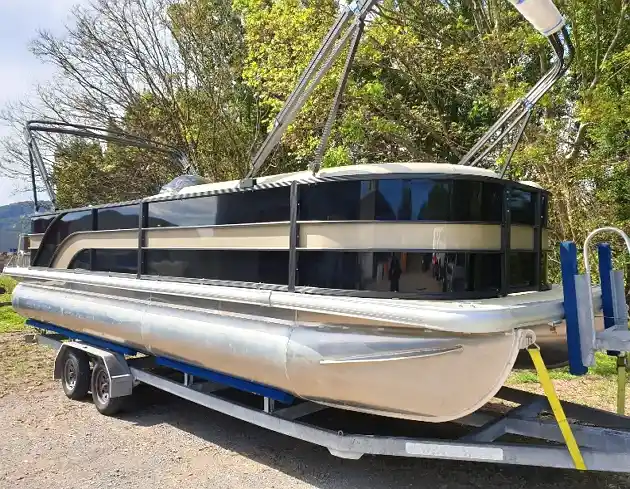 Pontoon Boat Sit On A Trailer