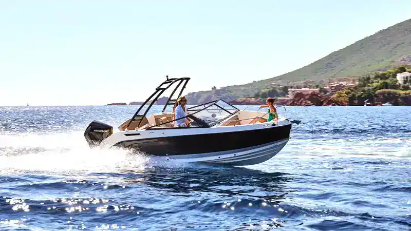 Should You Buy a Pontoon Boat or Bowrider